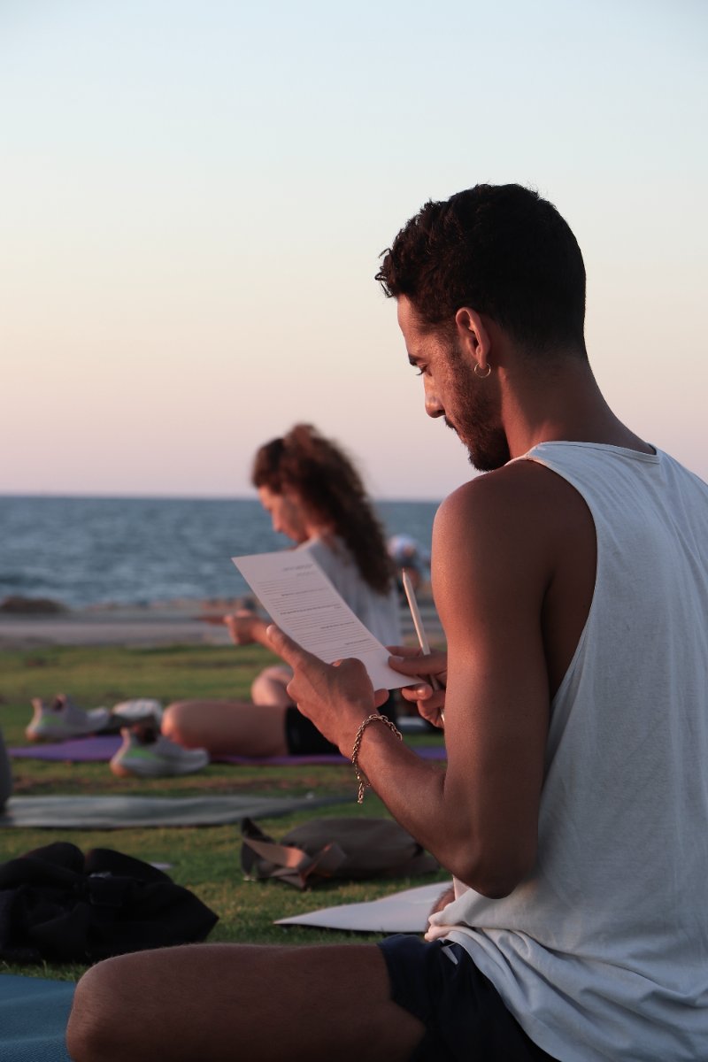 יוגה בלבן: תרגול חגיגי עם סאונד הילינג